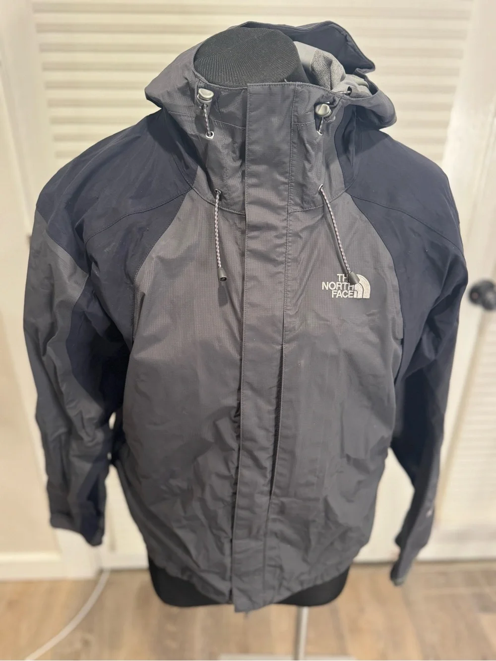 The North Face Men's Hooded Shell Jacket - Gray & Black AO1170